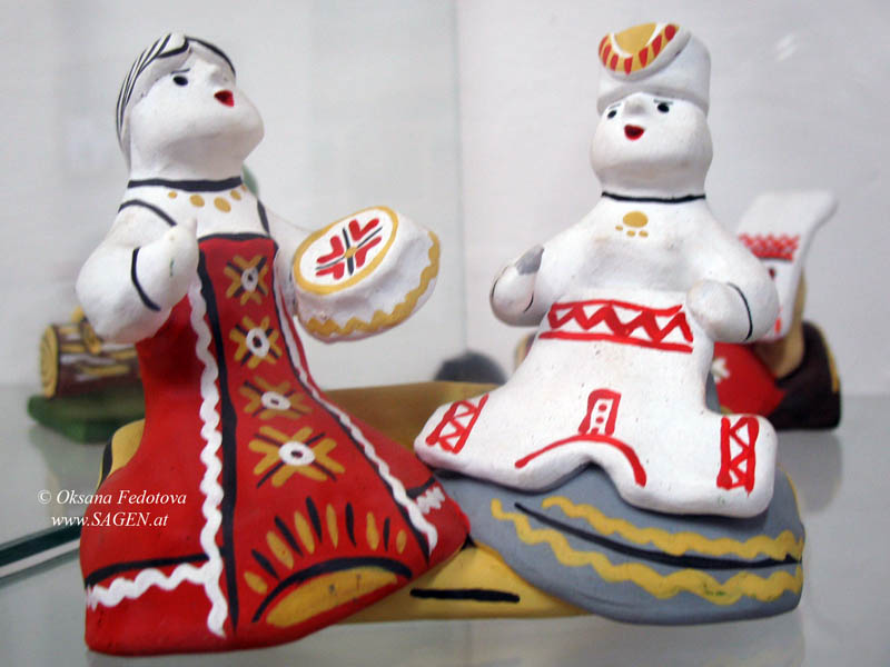 Frauen beim Nähen und Sticken. Museum des Kargopoler Spielzeuges im Zentrum der Volkshandwerke „Bereginja“. Kargopol © Oksana Fedotova 